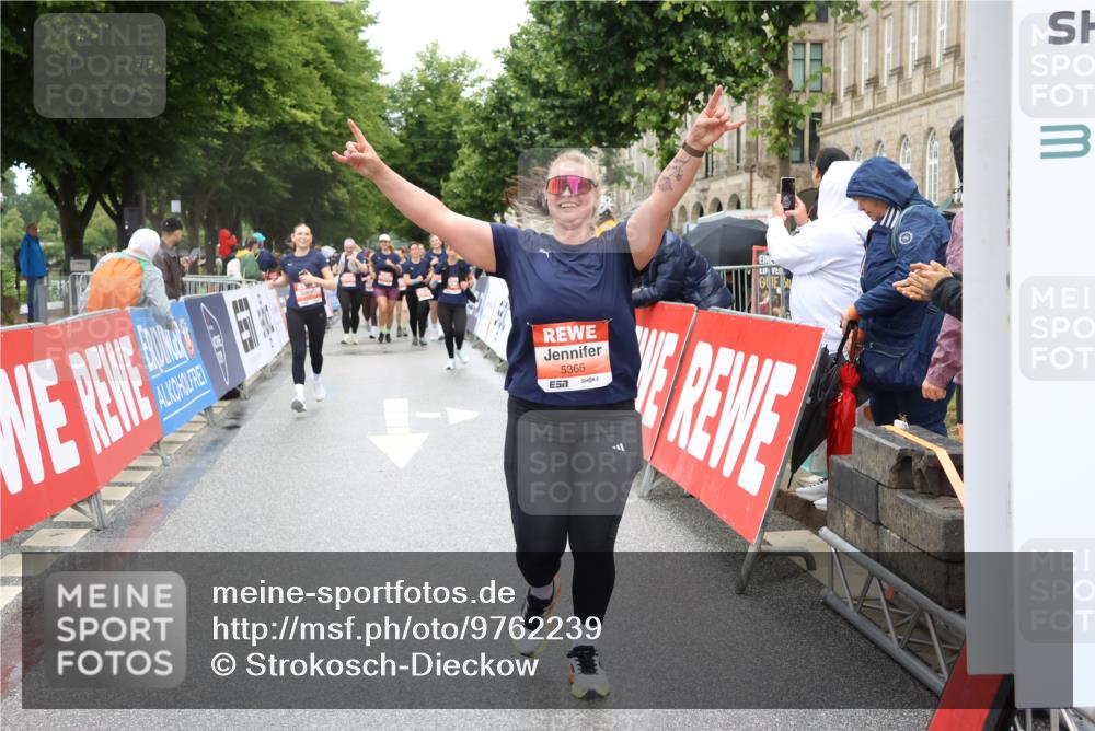 14.06.2026 - REWE Women's Run Strokosch-Dieckow http://msf.ph/oto/9762239 14.06.2026 11:13:24 Ziel 5299, 5300, 5365, 5383, 5426 meine-sportfotos.de