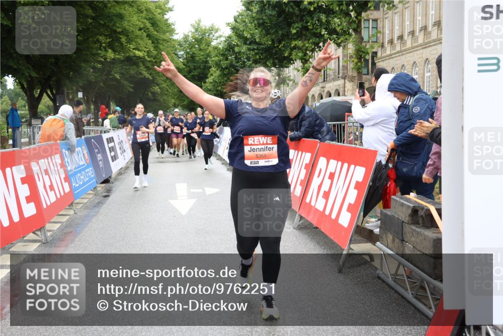 14.06.2026 - REWE Women's Run Strokosch-Dieckow http://msf.ph/oto/9762251 14.06.2026 11:13:24 Ziel 5299, 5300, 5365, 5383, 5426 meine-sportfotos.de