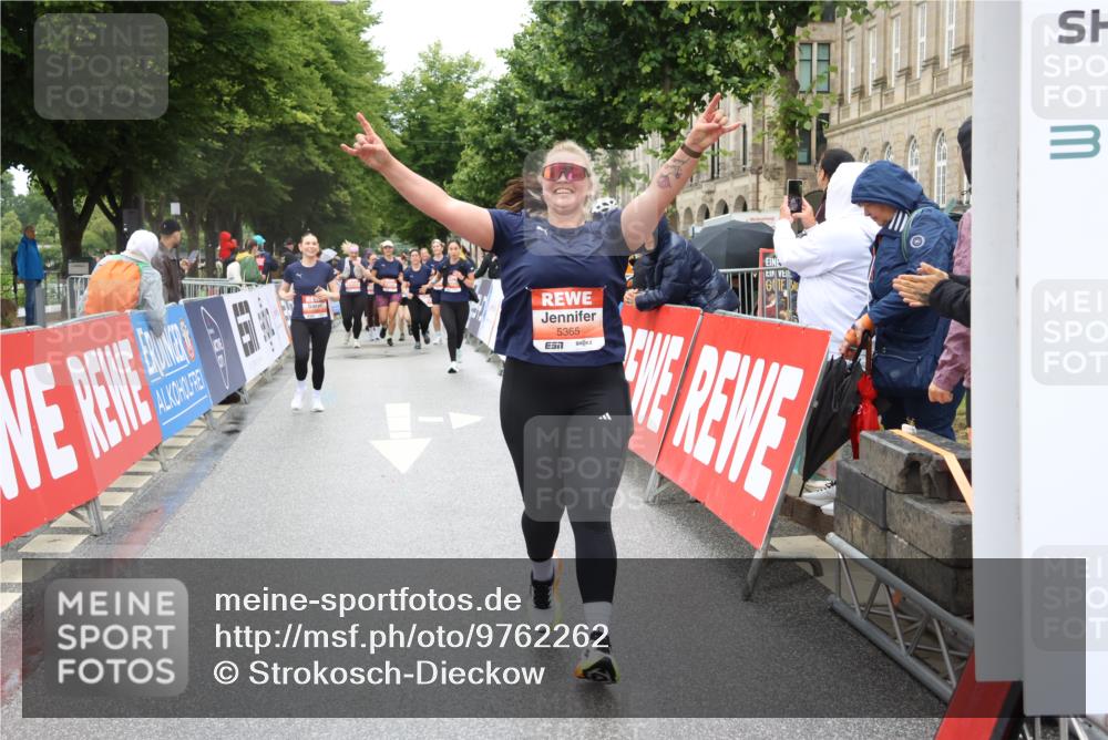 14.06.2026 - REWE Women's Run Strokosch-Dieckow http://msf.ph/oto/9762262 14.06.2026 11:13:24 Ziel 5299, 5300, 5365, 5383, 5426 meine-sportfotos.de