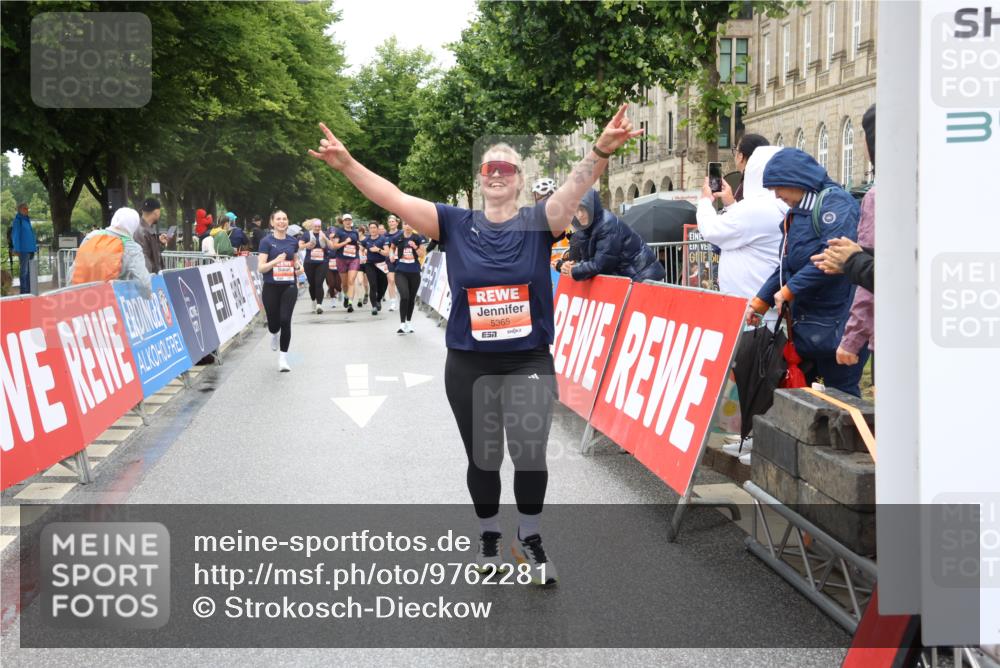 14.06.2026 - REWE Women's Run Strokosch-Dieckow http://msf.ph/oto/9762281 14.06.2026 11:13:24 Ziel 5299, 5300, 5365, 5383, 5426 meine-sportfotos.de