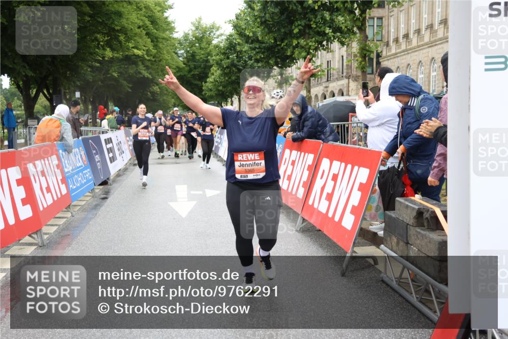 14.06.2026 - REWE Women's Run Strokosch-Dieckow http://msf.ph/oto/9762291 14.06.2026 11:13:24 Ziel 5299, 5300, 5365, 5383, 5426 meine-sportfotos.de