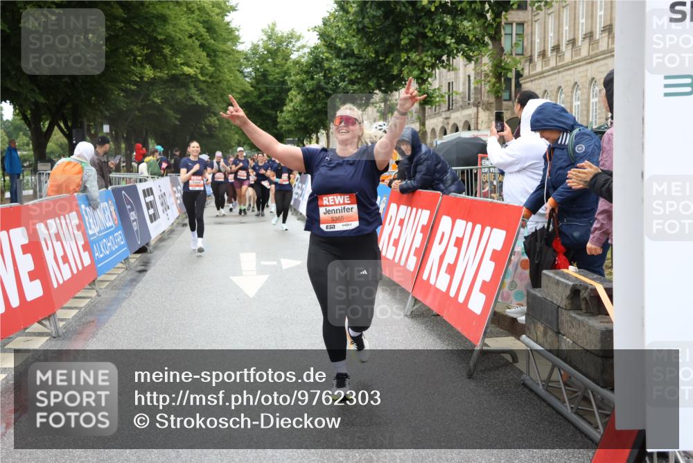 14.06.2026 - REWE Women's Run Strokosch-Dieckow http://msf.ph/oto/9762303 14.06.2026 11:13:24 Ziel 5299, 5300, 5365, 5383, 5426 meine-sportfotos.de