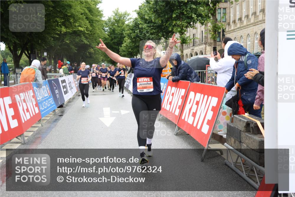 14.06.2026 - REWE Women's Run Strokosch-Dieckow http://msf.ph/oto/9762324 14.06.2026 11:13:24 Ziel 5299, 5300, 5365, 5383, 5426 meine-sportfotos.de