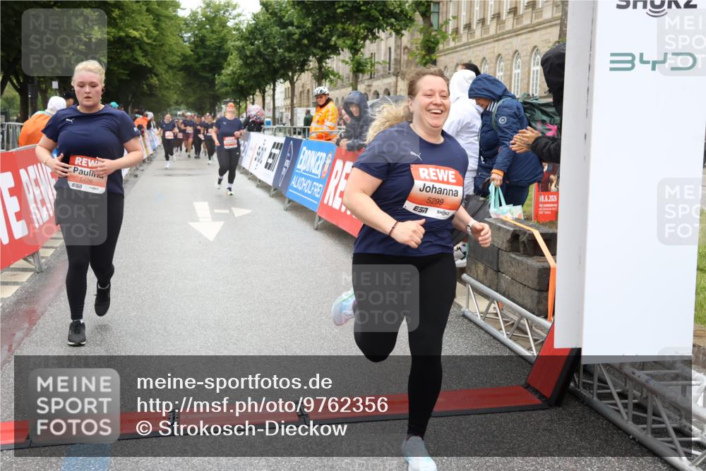 14.06.2026 - REWE Women's Run Strokosch-Dieckow http://msf.ph/oto/9762356 14.06.2026 11:13:20 Ziel 5299, 5300, 5365, 5426 meine-sportfotos.de