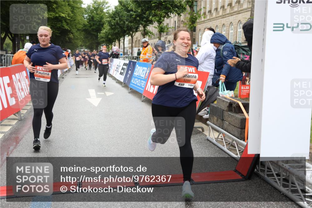 14.06.2026 - REWE Women's Run Strokosch-Dieckow http://msf.ph/oto/9762367 14.06.2026 11:13:20 Ziel 5299, 5300, 5365, 5426 meine-sportfotos.de