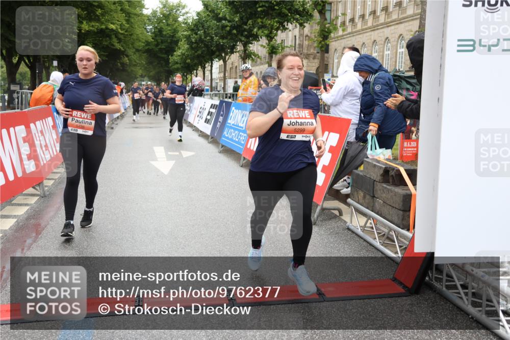 14.06.2026 - REWE Women's Run Strokosch-Dieckow http://msf.ph/oto/9762377 14.06.2026 11:13:20 Ziel 5299, 5300, 5365, 5426 meine-sportfotos.de