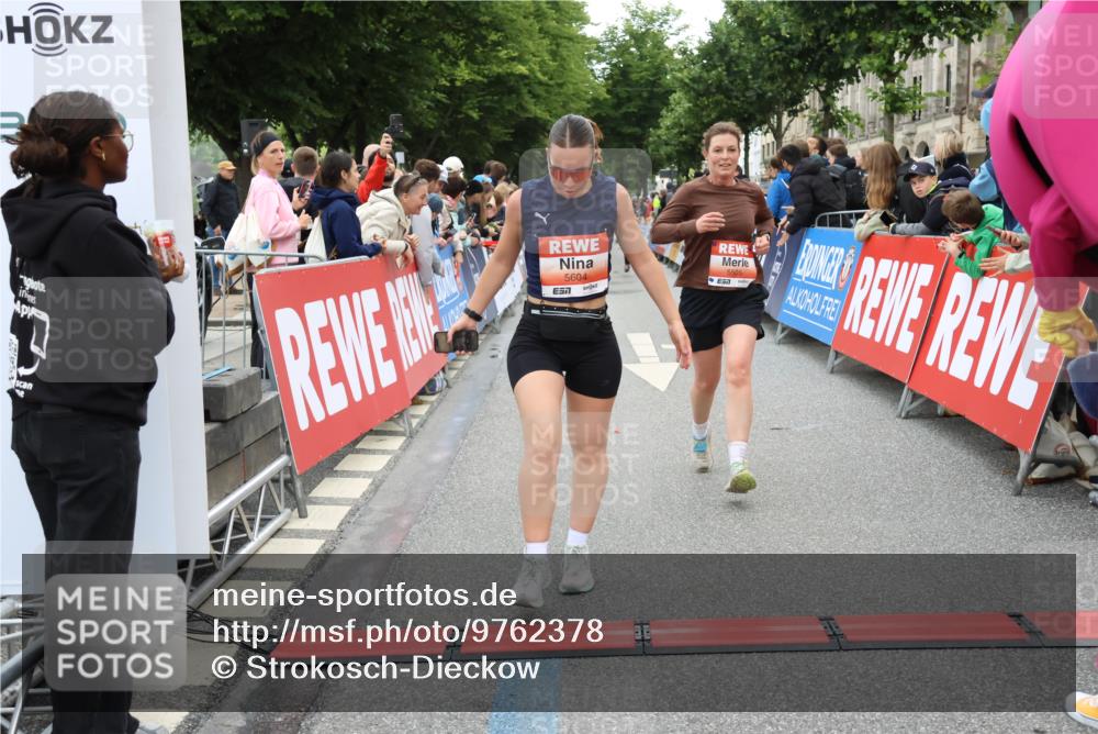 14.06.2026 - REWE Women's Run Strokosch-Dieckow http://msf.ph/oto/9762378 14.06.2026 10:58:14 Ziel 5047, 5505, 5581, 5604, 5661, 5679, 5686, 5729 meine-sportfotos.de