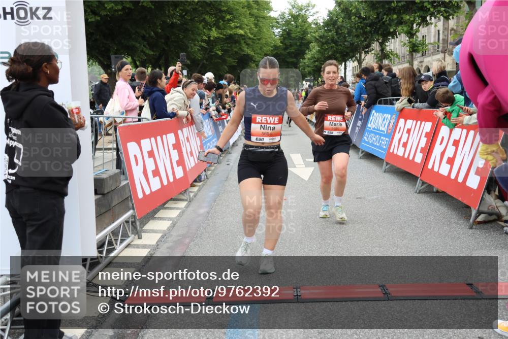 14.06.2026 - REWE Women's Run Strokosch-Dieckow http://msf.ph/oto/9762392 14.06.2026 10:58:14 Ziel 5047, 5505, 5581, 5604, 5661, 5679, 5686, 5729 meine-sportfotos.de