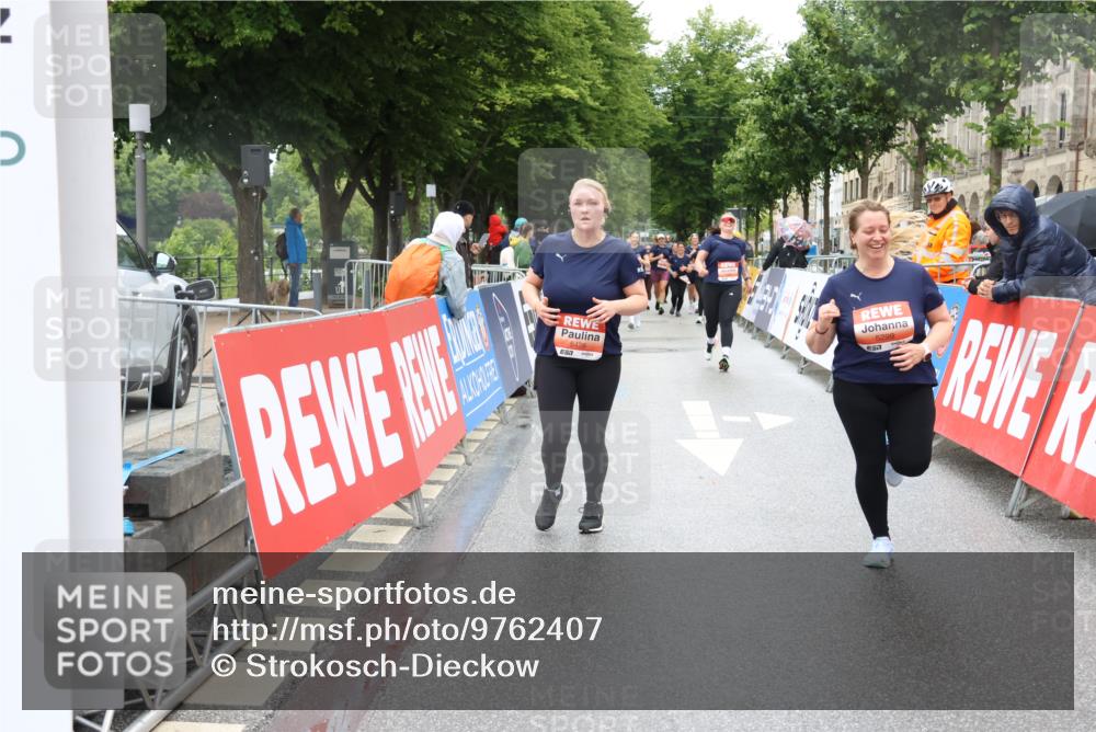 14.06.2026 - REWE Women's Run Strokosch-Dieckow http://msf.ph/oto/9762407 14.06.2026 11:13:19 Ziel 5299, 5300, 5426 meine-sportfotos.de