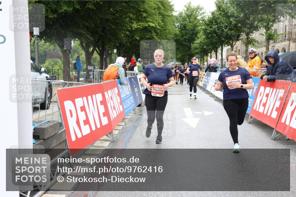 14.06.2026 - REWE Women's Run Strokosch-Dieckow http://msf.ph/oto/9762416 14.06.2026 11:13:19 Ziel 5299, 5300, 5426 meine-sportfotos.de