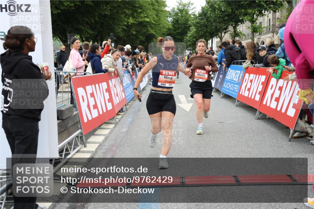 14.06.2026 - REWE Women's Run Strokosch-Dieckow http://msf.ph/oto/9762429 14.06.2026 10:58:14 Ziel 5047, 5505, 5581, 5604, 5661, 5679, 5686, 5729 meine-sportfotos.de