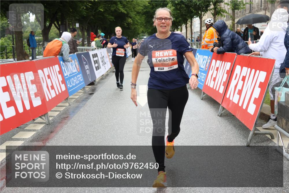 14.06.2026 - REWE Women's Run Strokosch-Dieckow http://msf.ph/oto/9762450 14.06.2026 11:13:17 Ziel 5299, 5300, 5426 meine-sportfotos.de