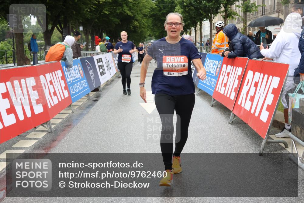 14.06.2026 - REWE Women's Run Strokosch-Dieckow http://msf.ph/oto/9762460 14.06.2026 11:13:17 Ziel 5299, 5300, 5426 meine-sportfotos.de