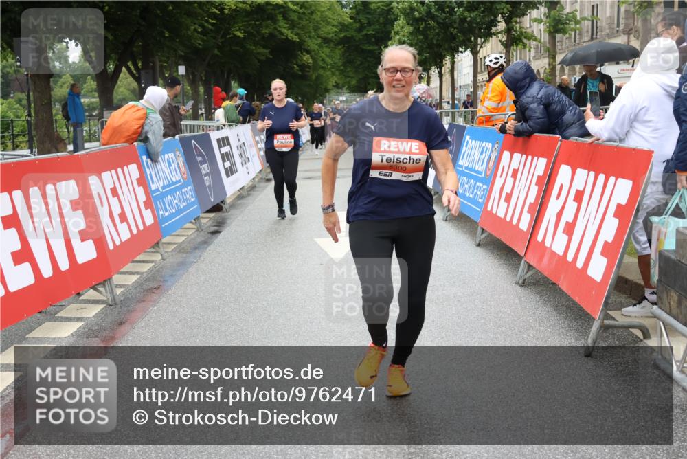 14.06.2026 - REWE Women's Run Strokosch-Dieckow http://msf.ph/oto/9762471 14.06.2026 11:13:17 Ziel 5299, 5300, 5426 meine-sportfotos.de