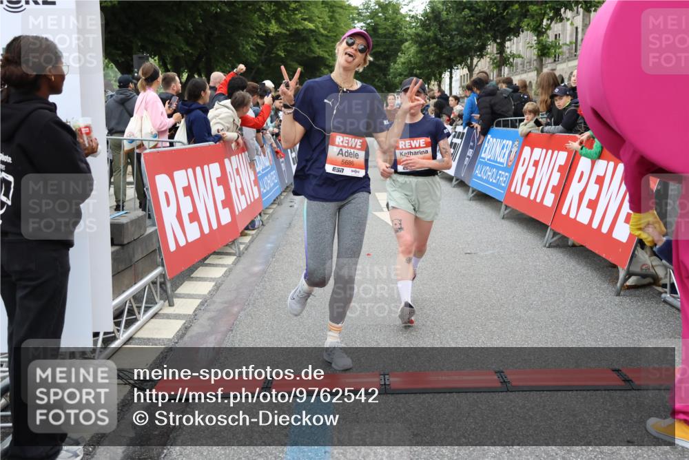 14.06.2026 - REWE Women's Run Strokosch-Dieckow http://msf.ph/oto/9762542 14.06.2026 10:58:11 Ziel 5047, 5505, 5581, 5604, 5661, 5686, 5729 meine-sportfotos.de
