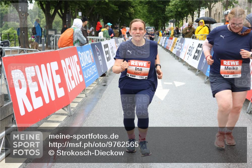 14.06.2026 - REWE Women's Run Strokosch-Dieckow http://msf.ph/oto/9762565 14.06.2026 11:12:59 Ziel 5155, 5205, 5847, 6052 meine-sportfotos.de
