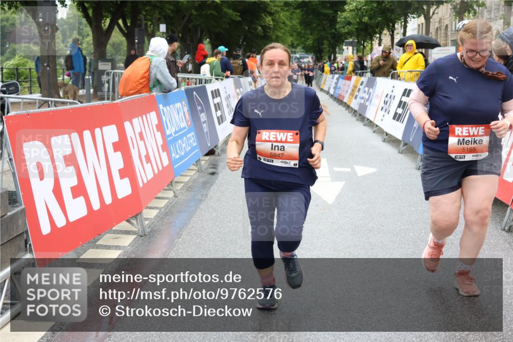 14.06.2026 - REWE Women's Run Strokosch-Dieckow http://msf.ph/oto/9762576 14.06.2026 11:12:59 Ziel 5155, 5205, 5847, 6052 meine-sportfotos.de