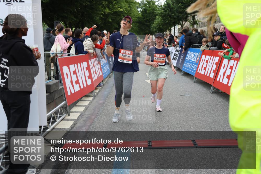 14.06.2026 - REWE Women's Run Strokosch-Dieckow http://msf.ph/oto/9762613 14.06.2026 10:58:11 Ziel 5047, 5505, 5581, 5604, 5661, 5686, 5729 meine-sportfotos.de