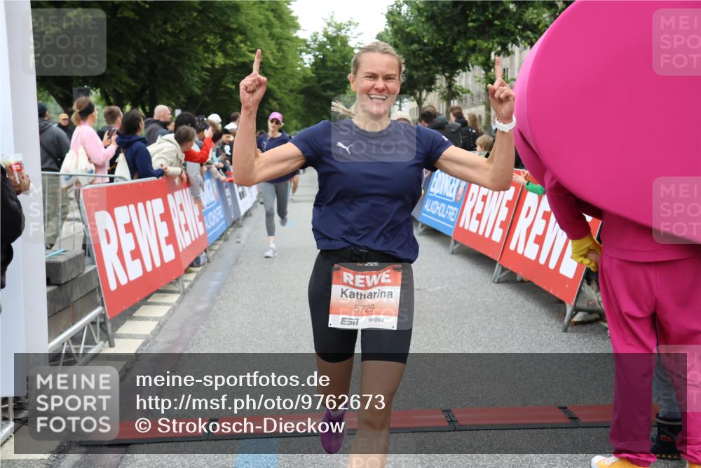 14.06.2026 - REWE Women's Run Strokosch-Dieckow http://msf.ph/oto/9762673 14.06.2026 10:58:09 Ziel 5047, 5132, 5581, 5661, 5686, 5729 meine-sportfotos.de