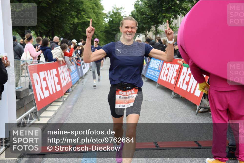 14.06.2026 - REWE Women's Run Strokosch-Dieckow http://msf.ph/oto/9762684 14.06.2026 10:58:09 Ziel 5047, 5132, 5581, 5661, 5686, 5729 meine-sportfotos.de