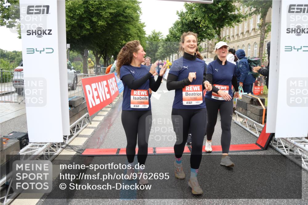 14.06.2026 - REWE Women's Run Strokosch-Dieckow http://msf.ph/oto/9762695 14.06.2026 11:12:46 Ziel 5009, 5088, 5089, 5090, 5100, 5191, 5325, 5555, 5612, 5671, 5785 meine-sportfotos.de