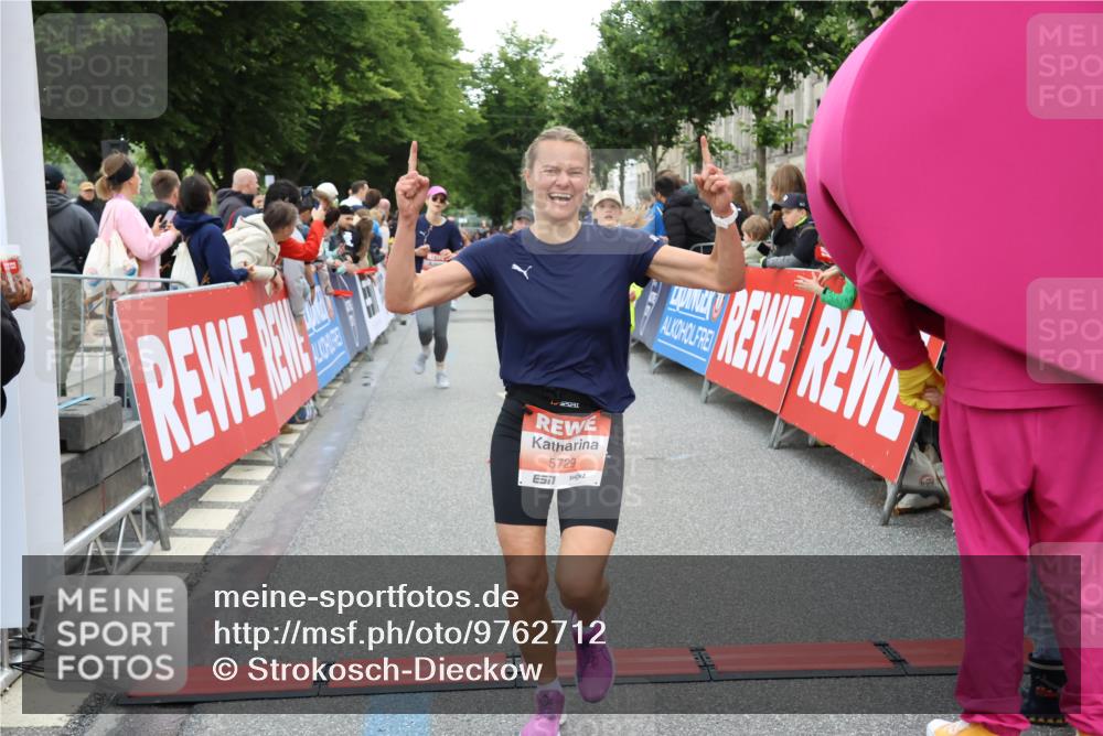14.06.2026 - REWE Women's Run Strokosch-Dieckow http://msf.ph/oto/9762712 14.06.2026 10:58:09 Ziel 5047, 5132, 5581, 5661, 5686, 5729 meine-sportfotos.de