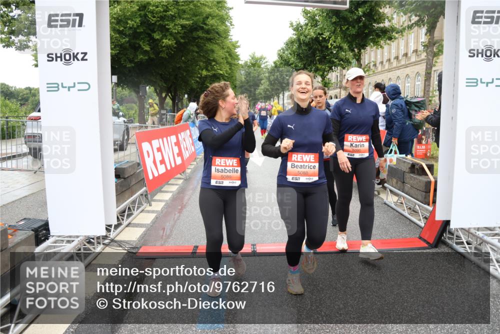 14.06.2026 - REWE Women's Run Strokosch-Dieckow http://msf.ph/oto/9762716 14.06.2026 11:12:46 Ziel 5009, 5088, 5089, 5090, 5100, 5191, 5325, 5555, 5612, 5671, 5785 meine-sportfotos.de