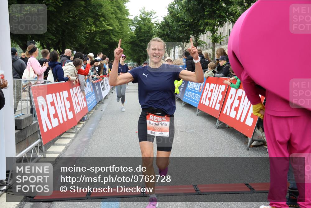 14.06.2026 - REWE Women's Run Strokosch-Dieckow http://msf.ph/oto/9762728 14.06.2026 10:58:09 Ziel 5047, 5132, 5581, 5661, 5686, 5729 meine-sportfotos.de