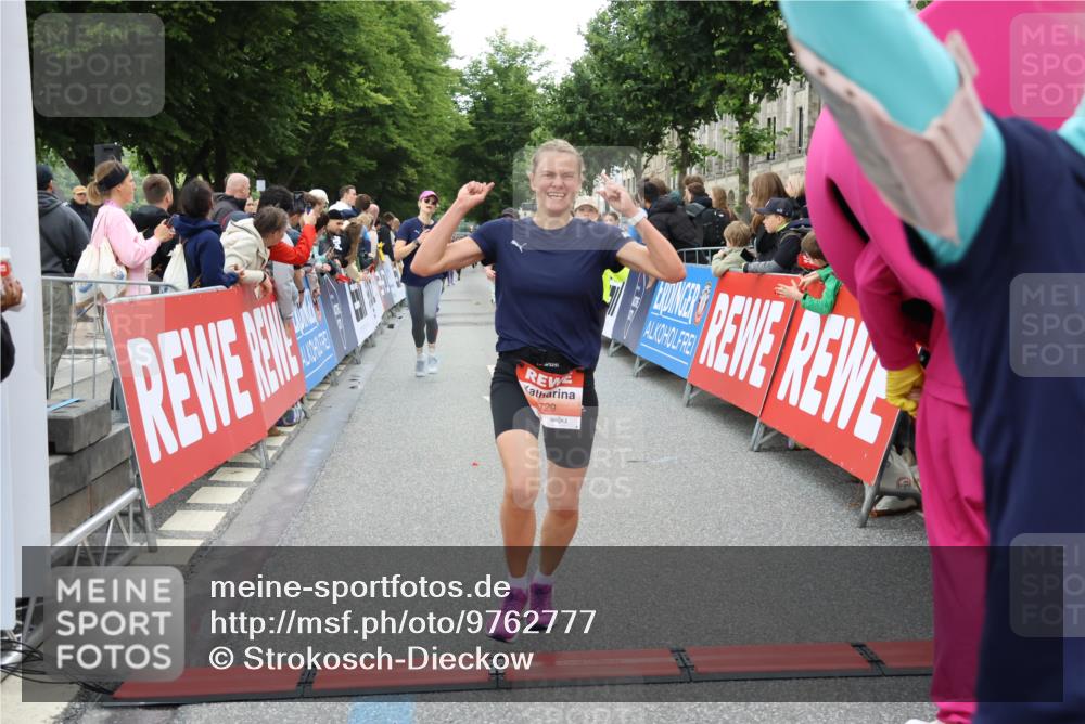 14.06.2026 - REWE Women's Run Strokosch-Dieckow http://msf.ph/oto/9762777 14.06.2026 10:58:09 Ziel 5047, 5132, 5581, 5661, 5686, 5729 meine-sportfotos.de