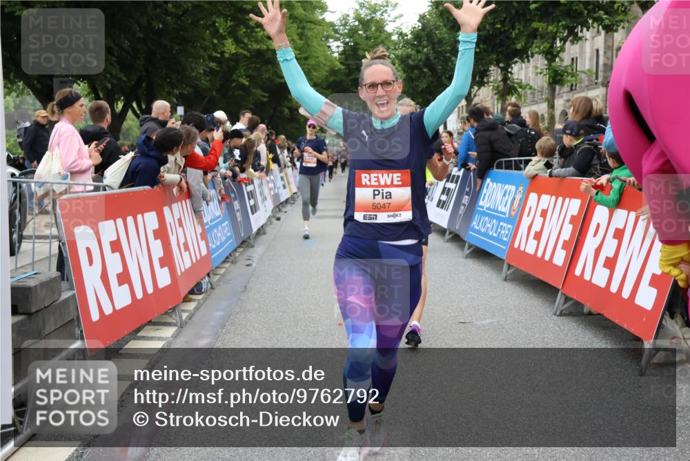 14.06.2026 - REWE Women's Run Strokosch-Dieckow http://msf.ph/oto/9762792 14.06.2026 10:58:08 Ziel 5047, 5132, 5581, 5661, 5686, 5729 meine-sportfotos.de