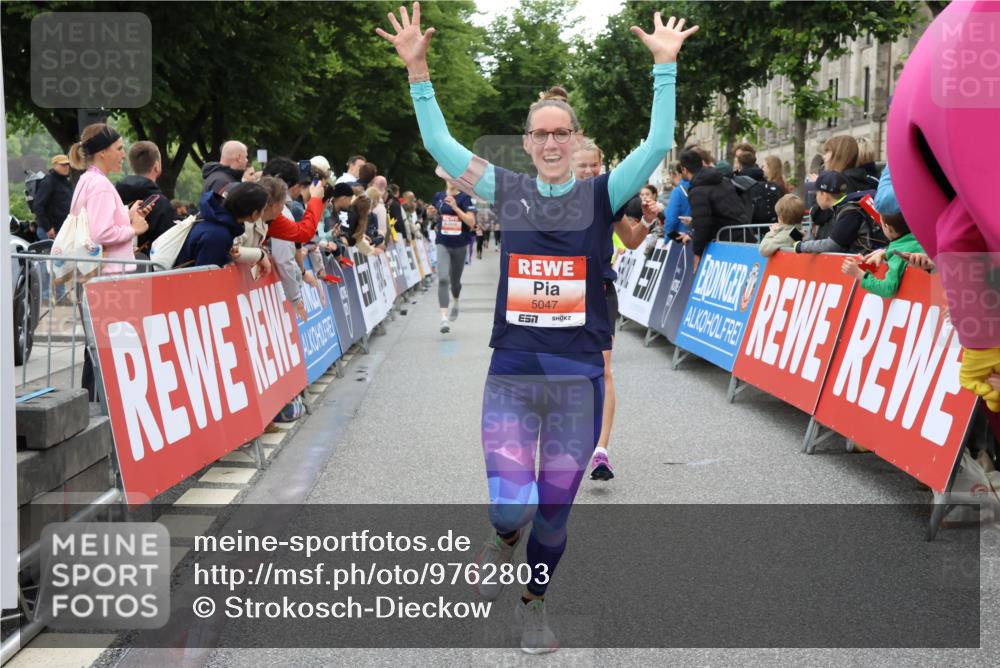 14.06.2026 - REWE Women's Run Strokosch-Dieckow http://msf.ph/oto/9762803 14.06.2026 10:58:08 Ziel 5047, 5132, 5581, 5661, 5686, 5729 meine-sportfotos.de