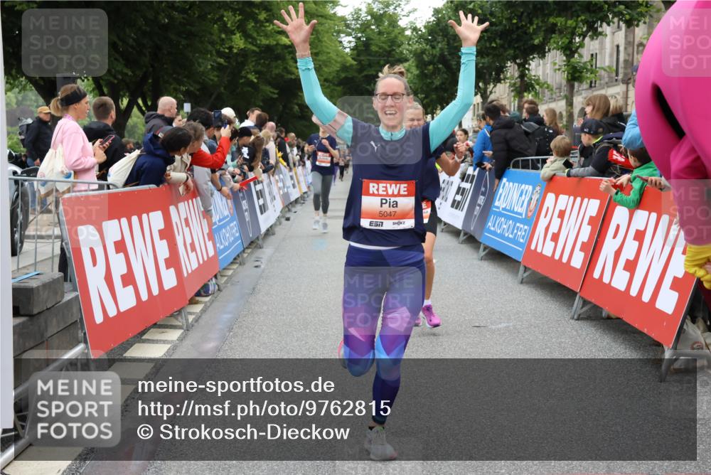 14.06.2026 - REWE Women's Run Strokosch-Dieckow http://msf.ph/oto/9762815 14.06.2026 10:58:08 Ziel 5047, 5132, 5581, 5661, 5686, 5729 meine-sportfotos.de