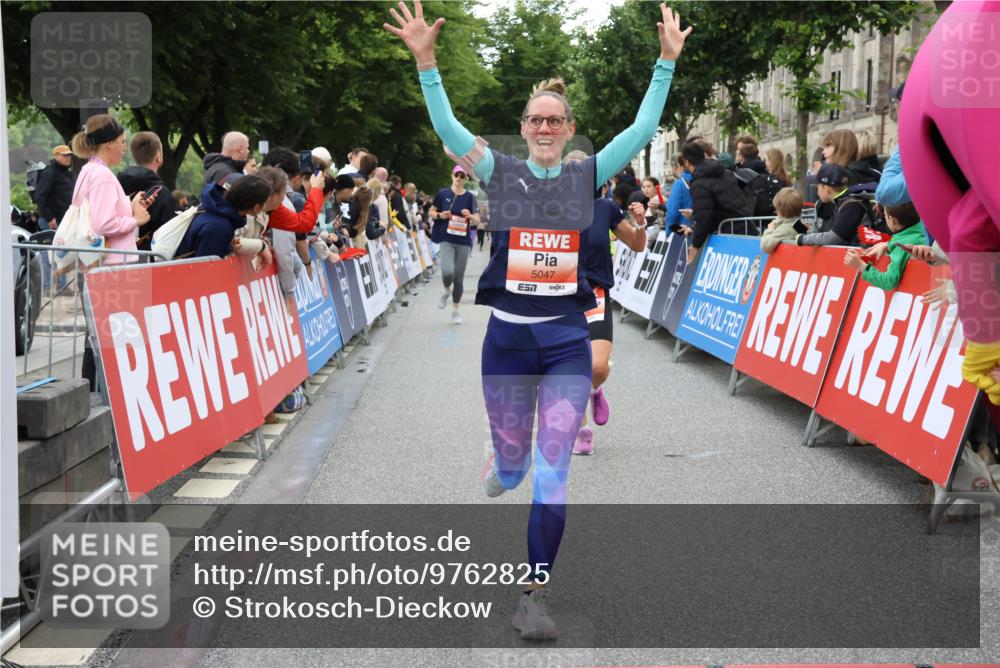 14.06.2026 - REWE Women's Run Strokosch-Dieckow http://msf.ph/oto/9762825 14.06.2026 10:58:08 Ziel 5047, 5132, 5581, 5661, 5686, 5729 meine-sportfotos.de