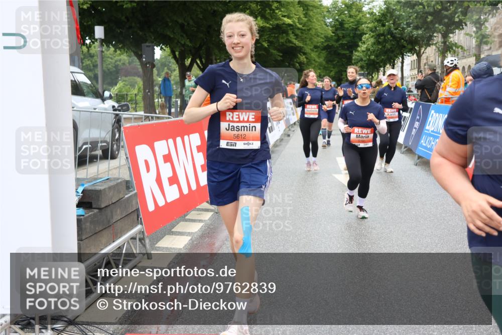 14.06.2026 - REWE Women's Run Strokosch-Dieckow http://msf.ph/oto/9762839 14.06.2026 11:12:42 Ziel 5009, 5088, 5089, 5090, 5097, 5100, 5105, 5191, 5302, 5555, 5612, 5658, 5671, 5959 meine-sportfotos.de