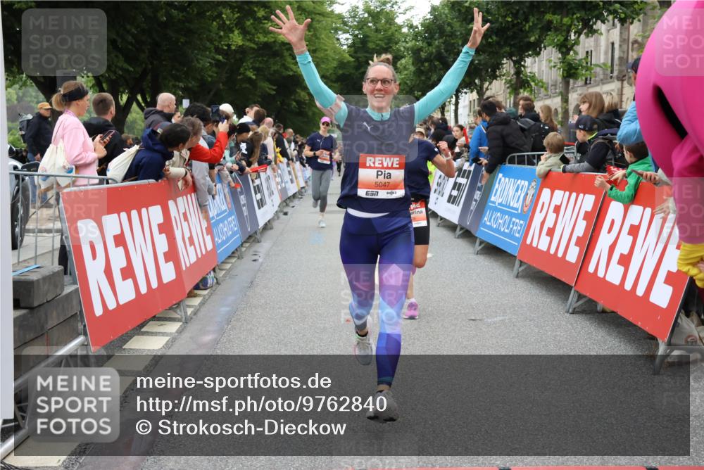 14.06.2026 - REWE Women's Run Strokosch-Dieckow http://msf.ph/oto/9762840 14.06.2026 10:58:08 Ziel 5047, 5132, 5581, 5661, 5686, 5729 meine-sportfotos.de