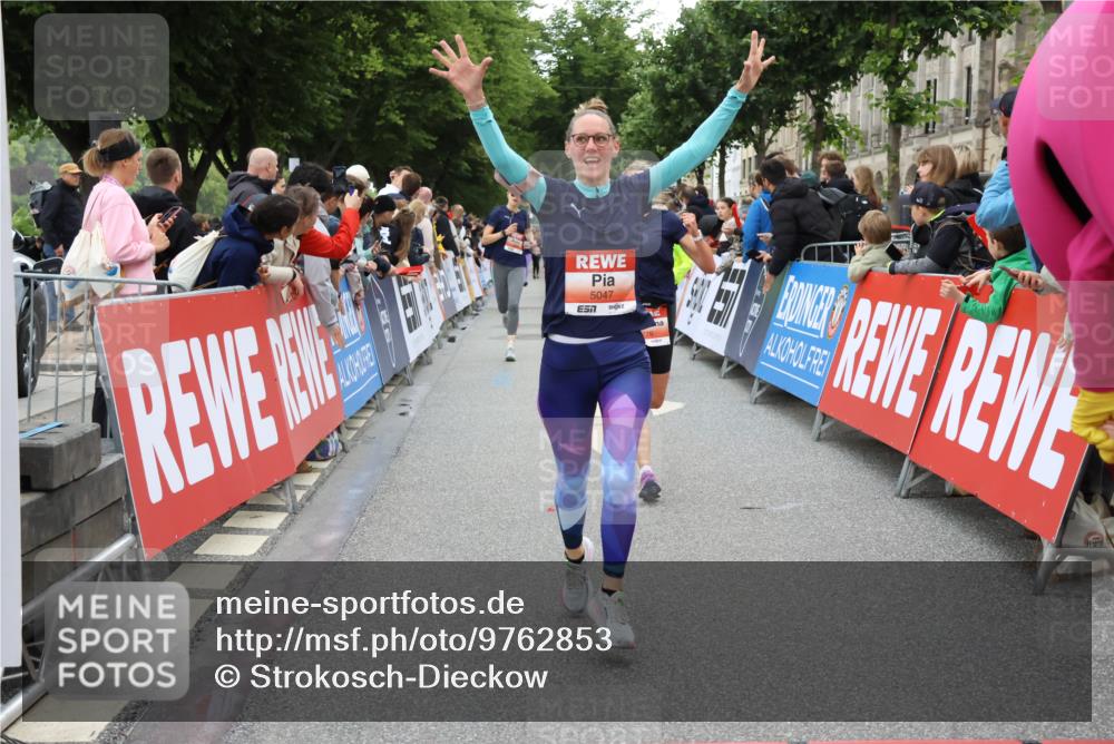 14.06.2026 - REWE Women's Run Strokosch-Dieckow http://msf.ph/oto/9762853 14.06.2026 10:58:08 Ziel 5047, 5132, 5581, 5661, 5686, 5729 meine-sportfotos.de