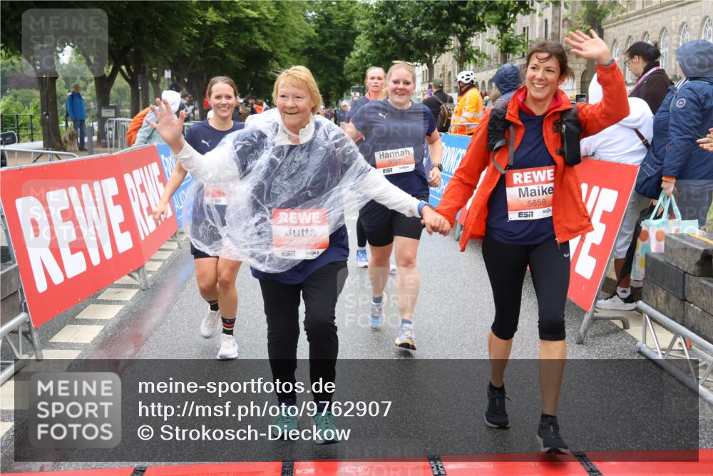 14.06.2026 - REWE Women's Run Strokosch-Dieckow http://msf.ph/oto/9762907 14.06.2026 11:12:36 Ziel 5097, 5105, 5302, 5555, 5658, 5959 meine-sportfotos.de