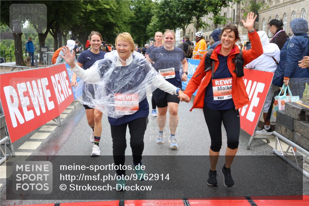 14.06.2026 - REWE Women's Run Strokosch-Dieckow http://msf.ph/oto/9762914 14.06.2026 11:12:36 Ziel 5097, 5105, 5302, 5555, 5658, 5959 meine-sportfotos.de
