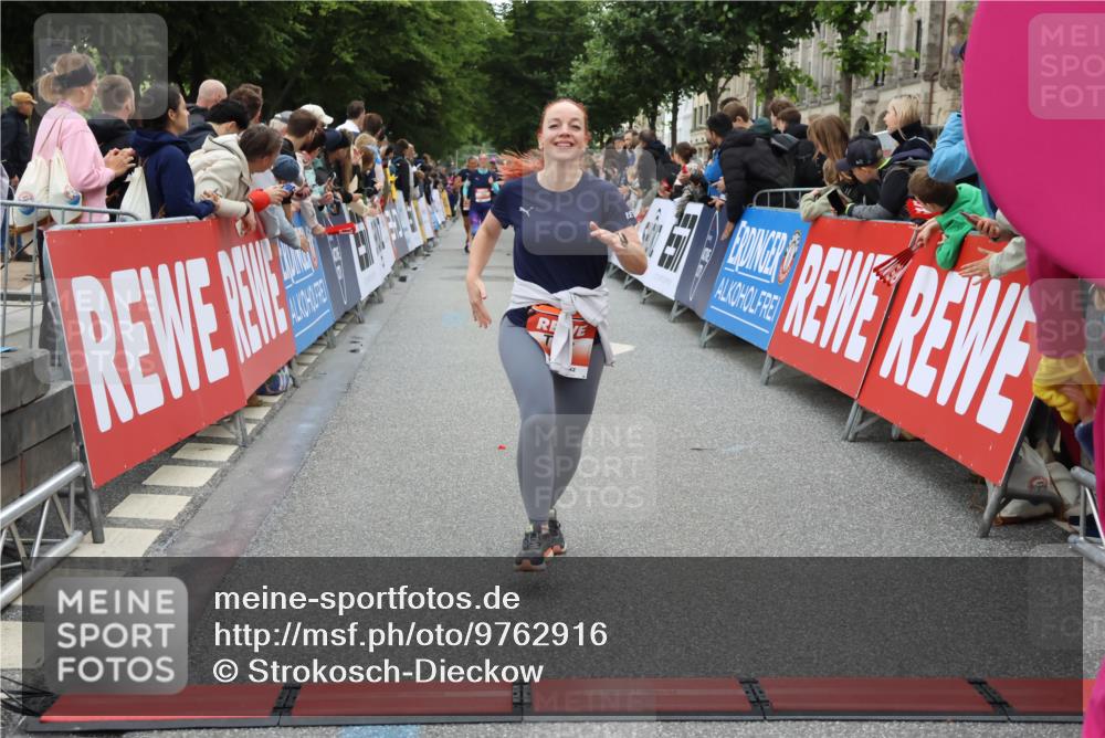 14.06.2026 - REWE Women's Run Strokosch-Dieckow http://msf.ph/oto/9762916 14.06.2026 10:58:02 Ziel 5132 meine-sportfotos.de