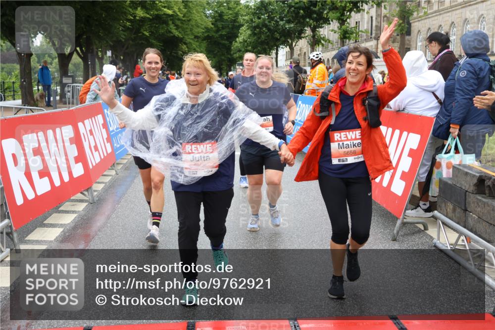14.06.2026 - REWE Women's Run Strokosch-Dieckow http://msf.ph/oto/9762921 14.06.2026 11:12:36 Ziel 5097, 5105, 5302, 5555, 5658, 5959 meine-sportfotos.de