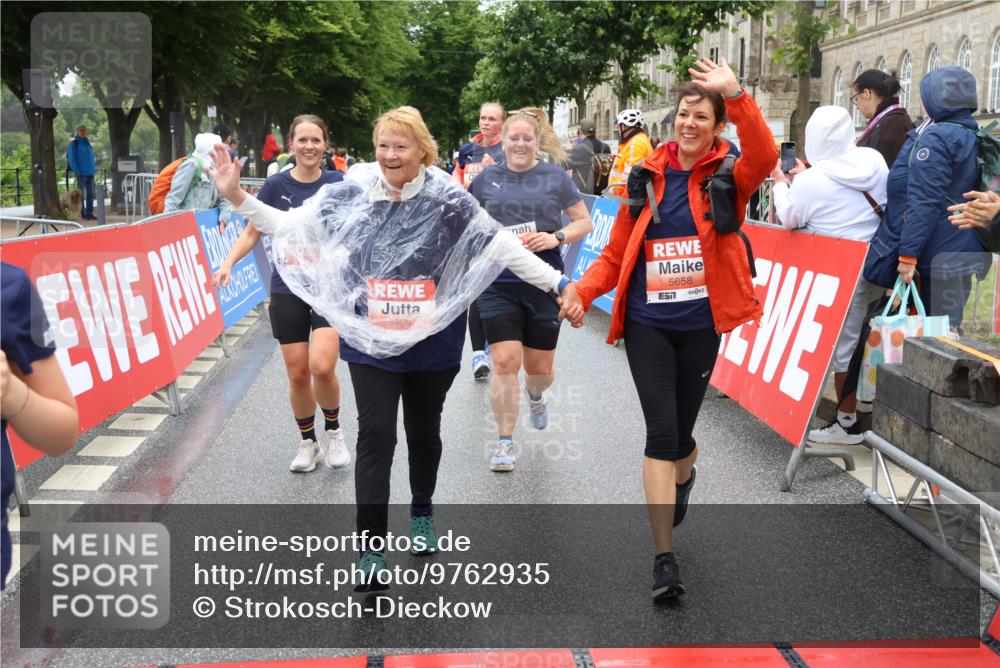 14.06.2026 - REWE Women's Run Strokosch-Dieckow http://msf.ph/oto/9762935 14.06.2026 11:12:36 Ziel 5097, 5105, 5302, 5555, 5658, 5959 meine-sportfotos.de