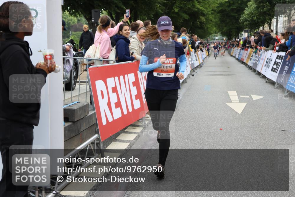 14.06.2026 - REWE Women's Run Strokosch-Dieckow http://msf.ph/oto/9762950 14.06.2026 10:57:52 Ziel 5394, 5598, 5905 meine-sportfotos.de