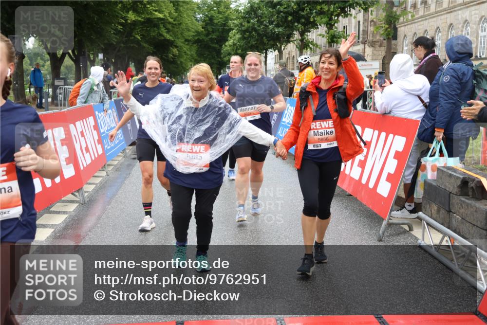 14.06.2026 - REWE Women's Run Strokosch-Dieckow http://msf.ph/oto/9762951 14.06.2026 11:12:36 Ziel 5097, 5105, 5302, 5555, 5658, 5959 meine-sportfotos.de