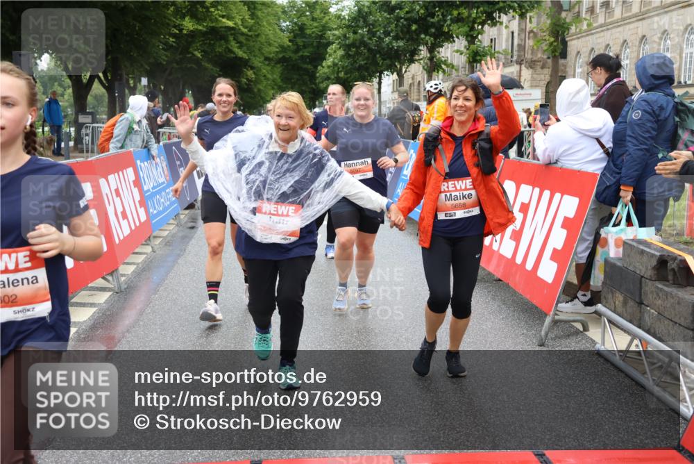 14.06.2026 - REWE Women's Run Strokosch-Dieckow http://msf.ph/oto/9762959 14.06.2026 11:12:36 Ziel 5097, 5105, 5302, 5555, 5658, 5959 meine-sportfotos.de