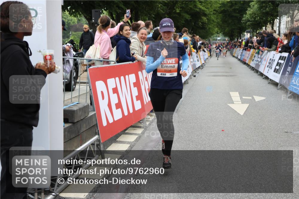 14.06.2026 - REWE Women's Run Strokosch-Dieckow http://msf.ph/oto/9762960 14.06.2026 10:57:52 Ziel 5394, 5598, 5905 meine-sportfotos.de