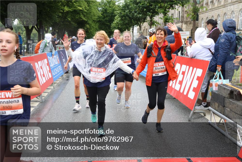 14.06.2026 - REWE Women's Run Strokosch-Dieckow http://msf.ph/oto/9762967 14.06.2026 11:12:36 Ziel 5097, 5105, 5302, 5555, 5658, 5959 meine-sportfotos.de