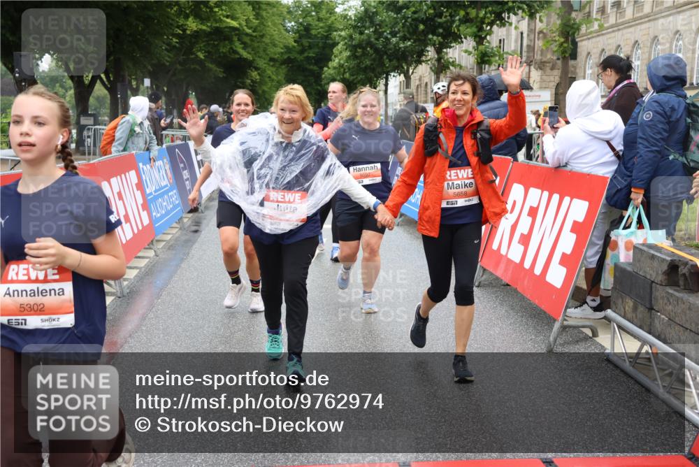 14.06.2026 - REWE Women's Run Strokosch-Dieckow http://msf.ph/oto/9762974 14.06.2026 11:12:36 Ziel 5097, 5105, 5302, 5555, 5658, 5959 meine-sportfotos.de