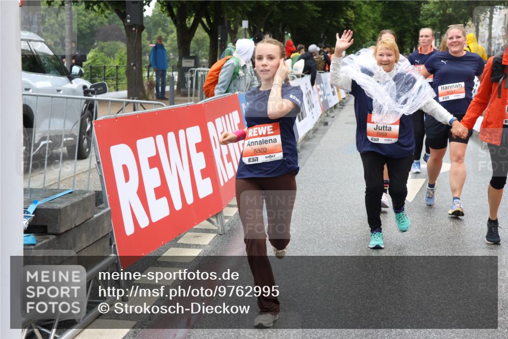 14.06.2026 - REWE Women's Run Strokosch-Dieckow http://msf.ph/oto/9762995 14.06.2026 11:12:35 Ziel 5097, 5105, 5302, 5555, 5658, 5959 meine-sportfotos.de