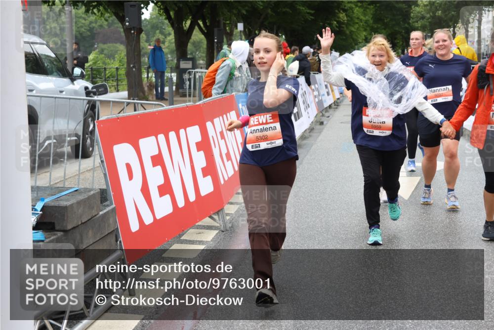 14.06.2026 - REWE Women's Run Strokosch-Dieckow http://msf.ph/oto/9763001 14.06.2026 11:12:35 Ziel 5097, 5105, 5302, 5555, 5658, 5959 meine-sportfotos.de