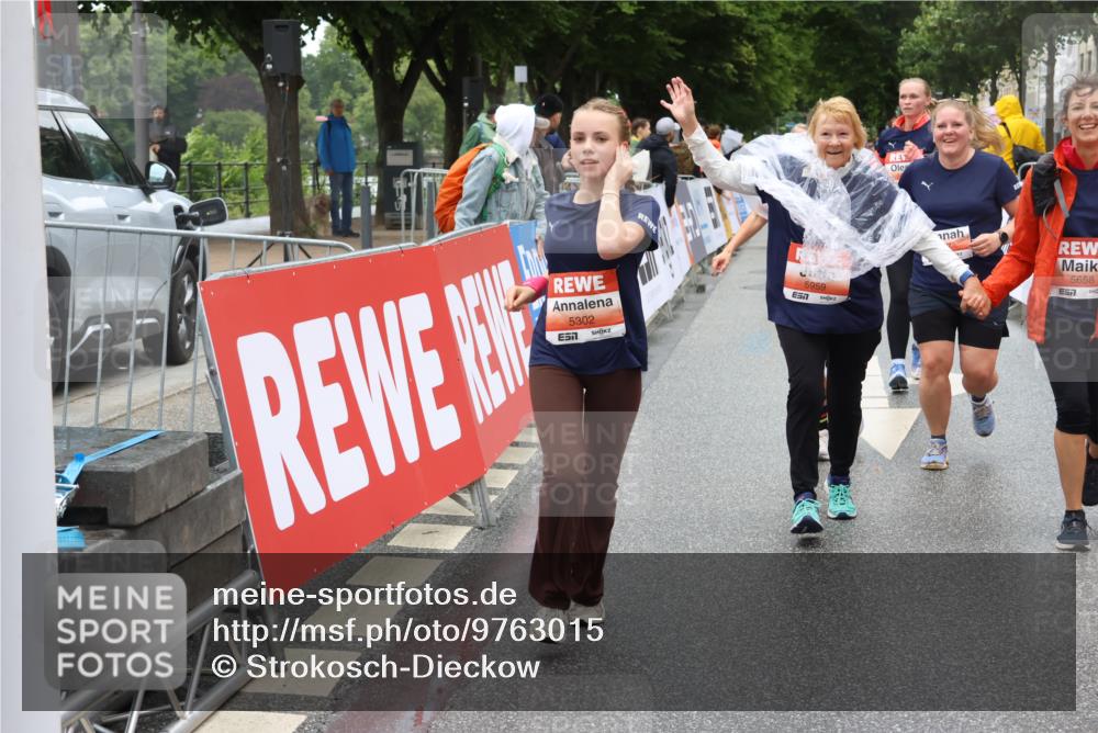 14.06.2026 - REWE Women's Run Strokosch-Dieckow http://msf.ph/oto/9763015 14.06.2026 11:12:34 Ziel 5097, 5105, 5302, 5555, 5658, 5959 meine-sportfotos.de